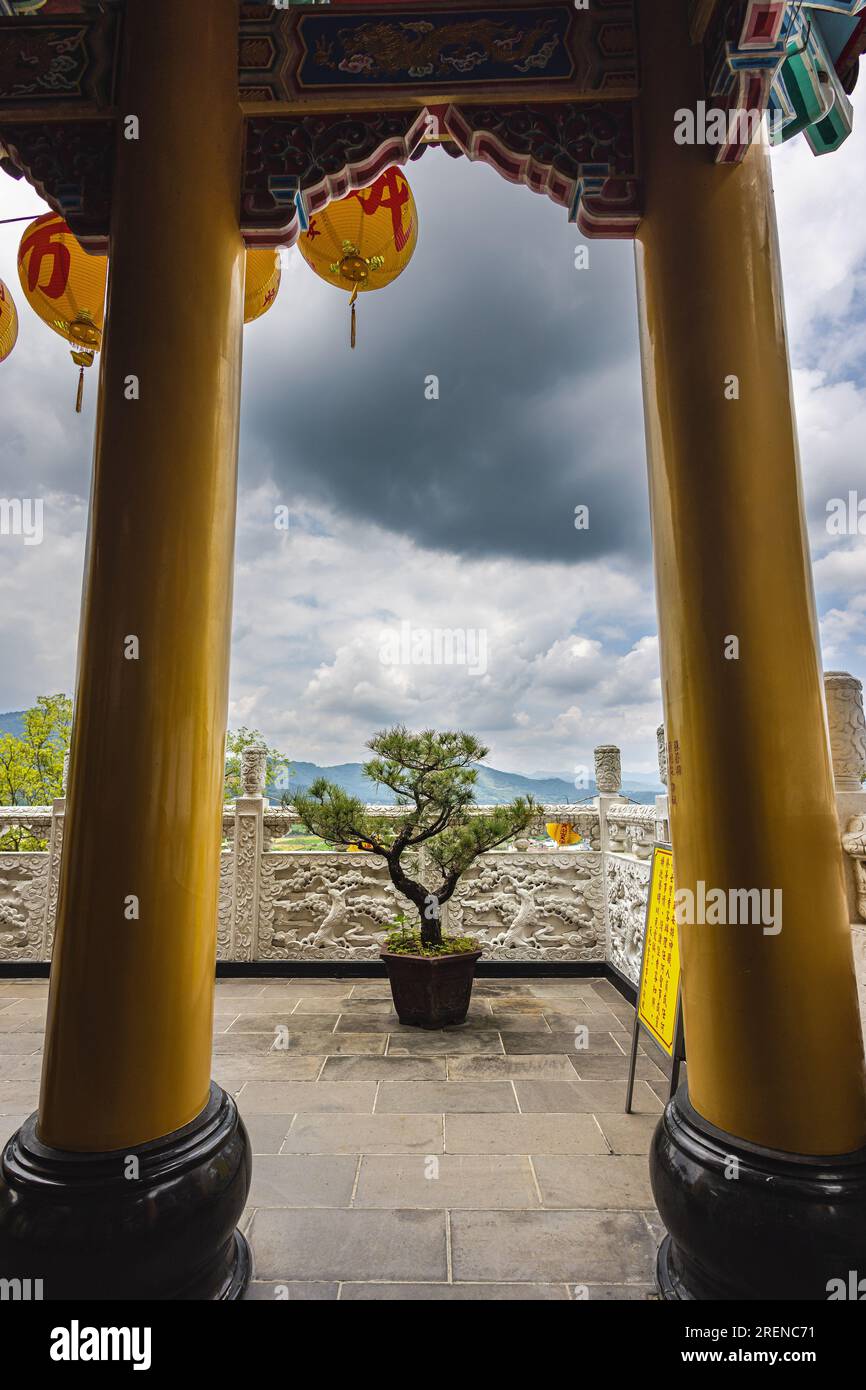 Puli, Taiwan - 26. Mai 2023: Im Inneren des Baohu-Tempels von Dimu. Architektonisches Wunderwerk mit leuchtend roten Säulen und goldenen Details. Taiwanesen spenden eine Stockfoto