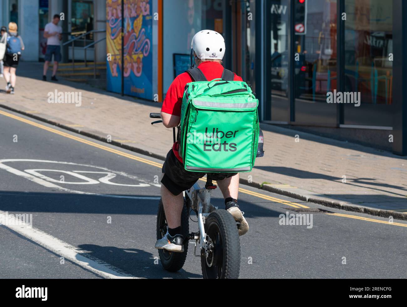 In Brighton & Hove, East Sussex, England, Großbritannien, fährt Uber mit dem Fahrrad zur Lebensmittellieferung. Stockfoto
