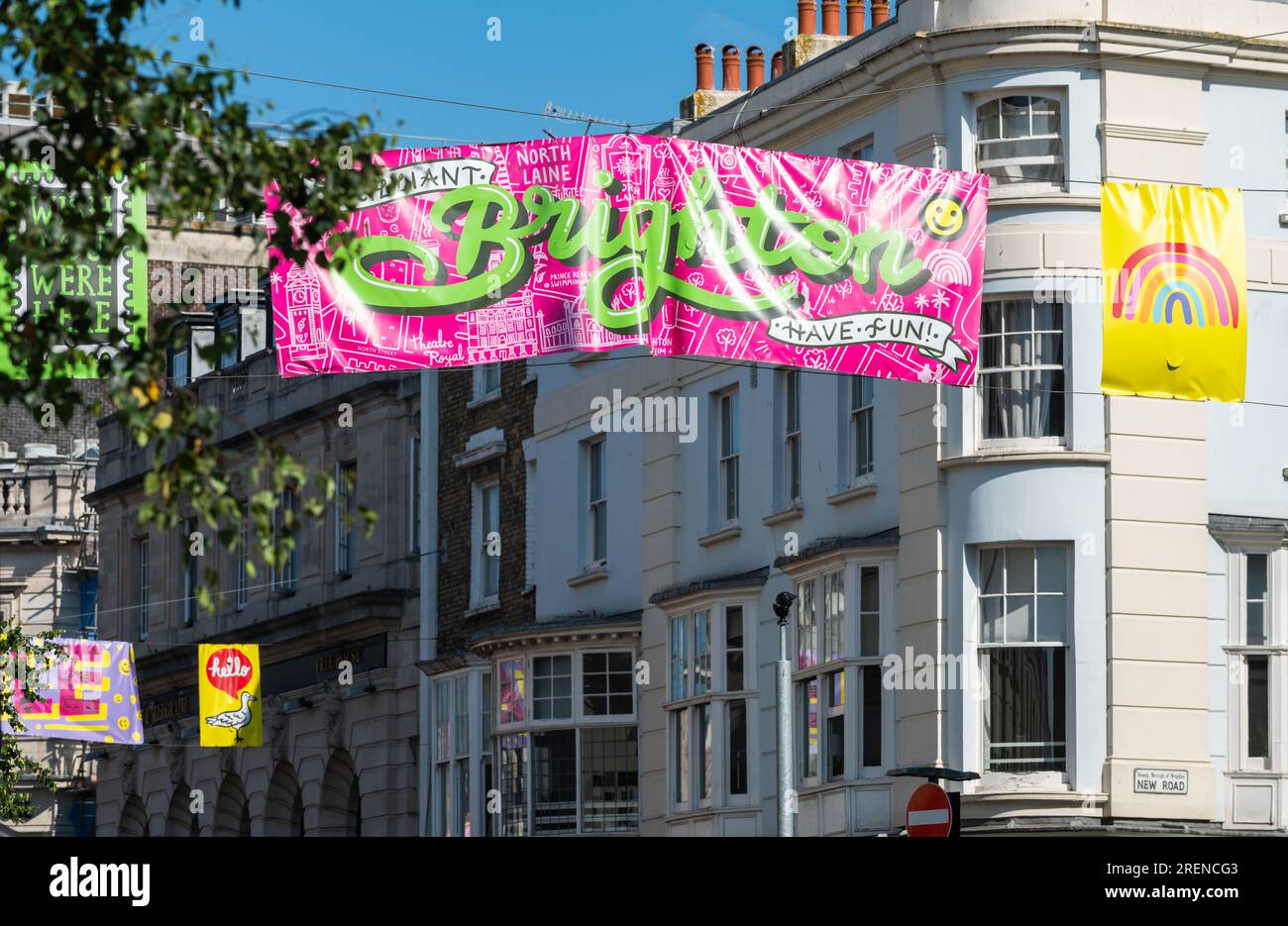 Farbenfrohes Brighton-Banner, das im Sommer über die North Street im Stadtzentrum von Brighton in der Stadt Brighton & Hove, East Sussex, England, Großbritannien, hängt. Stockfoto