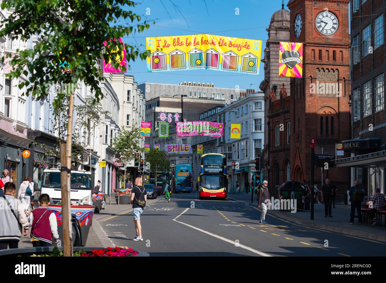 „I do like to be at the Seaside“-Banner, das auf der North Street im Stadtzentrum von Brighton im Sommer in der Stadt Brighton & Hove, Großbritannien, hängt. Stockfoto