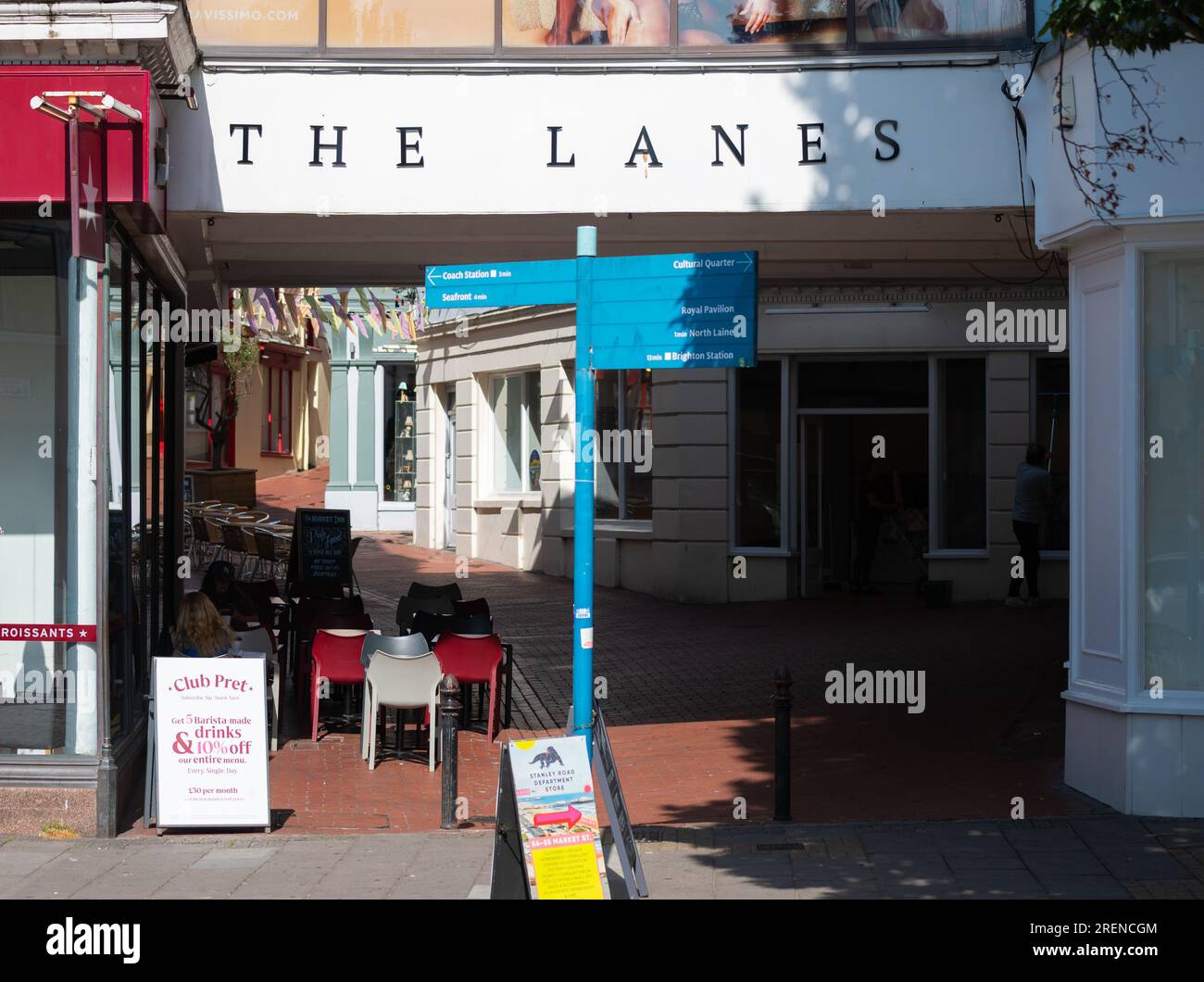 Eingang zu The Lanes, einst ein Fischerdorf namens Brighthelmstone, jetzt mit gehobenen Restaurants und Geschäften in Brighton, Brighton & Hove, England, Großbritannien. Stockfoto