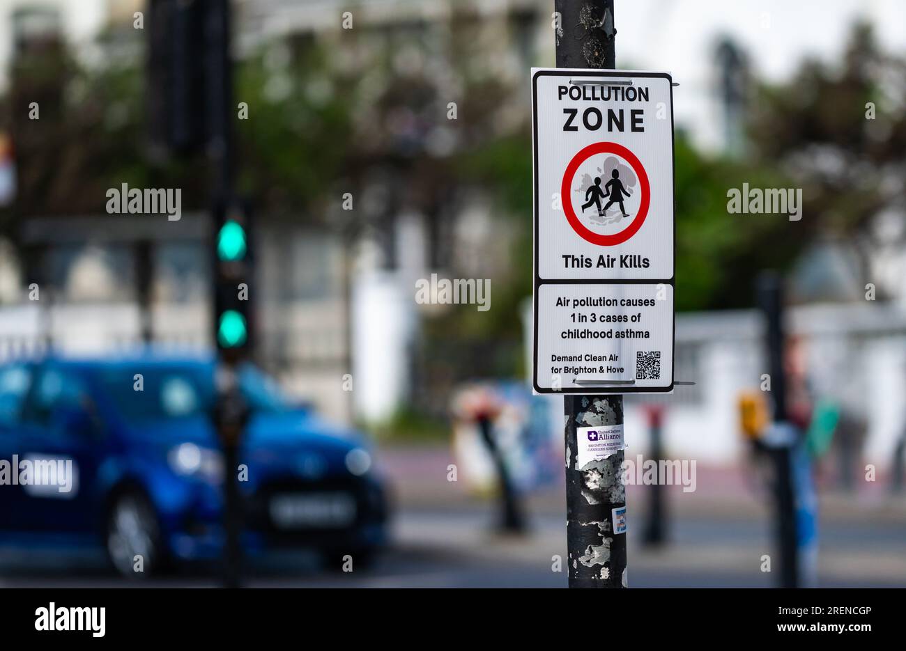 Schild mit Laterne, die vor einer Verschmutzungszone in der geschäftigen Stadt Brighton & Hove, England, warnt. Schild für niedrige Luftqualität. Stockfoto