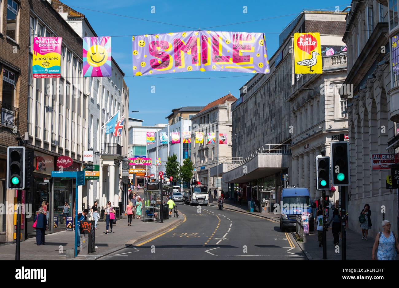 Farbenfrohes Lächelbanner auf der North Street im Stadtzentrum von Brighton, im Sommer, in der Stadt Brighton & Hove, East Sussex, England, Großbritannien. Stockfoto