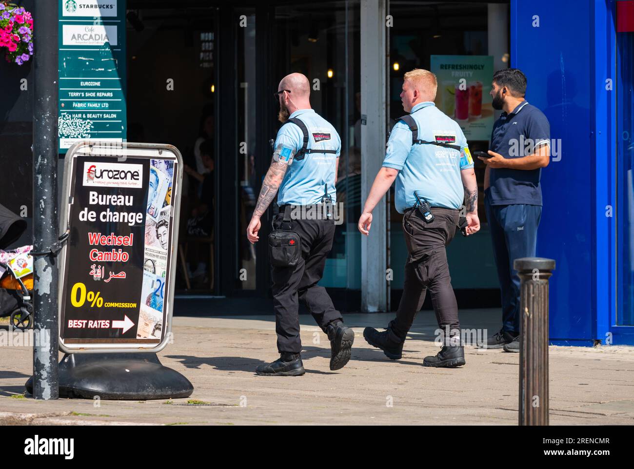 Brighton Ambassadors „here to help“ aus Brilliant Brighton, patrouillieren auf den Straßen in Brighton, Brighton & Hove, East Sussex, England, Großbritannien. Stockfoto