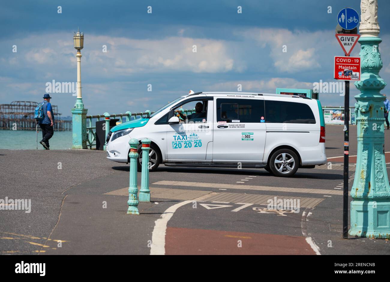 Brighton Taxi an der Uferpromenade, Großbritannien. Stockfoto