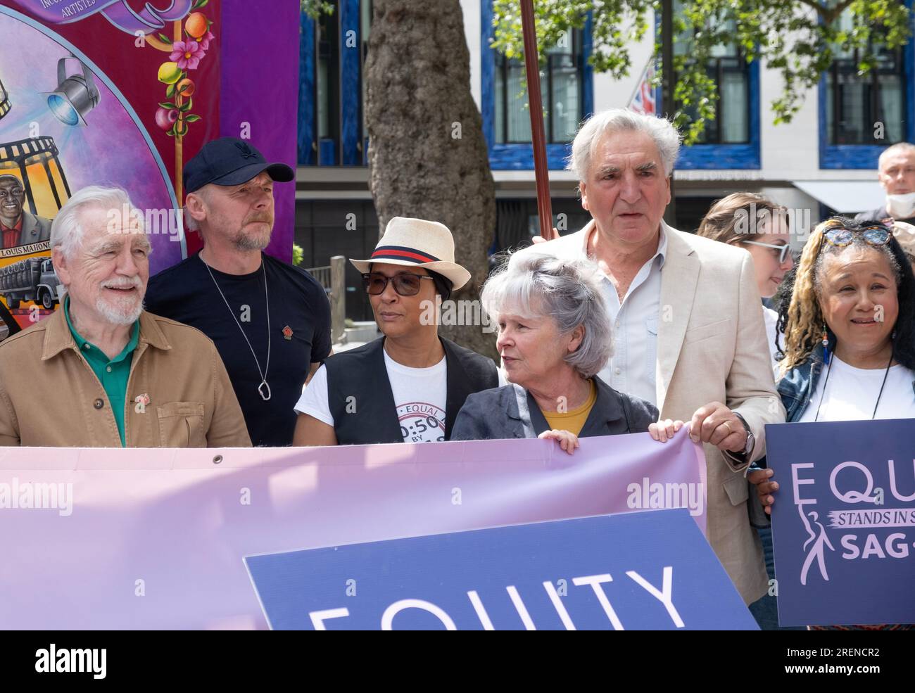 Schilder von Equity-Mitgliedern bei der Equity-Union-Rallye in London, in Solidarität mit den SAG-AFTRA-Akteuren, die in den USA streiken, für faire Bezahlung und Verträge. Stockfoto