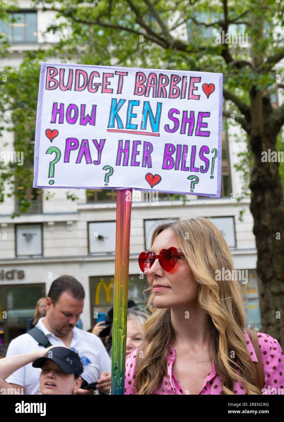 Schilder von Equity-Mitgliedern bei der Equity-Union-Rallye in London, in Solidarität mit den SAG-AFTRA-Akteuren, die in den USA streiken, für faire Bezahlung und Verträge. Stockfoto
