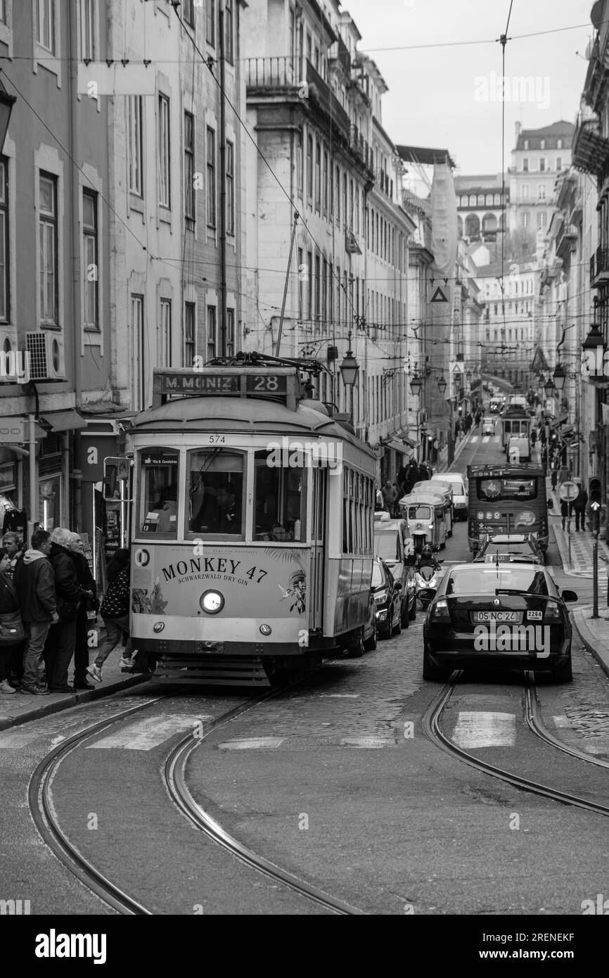 Lissabon, Portugal - 7. Januar 2020 : Blick auf eine traditionelle alte Straßenbahn im Zentrum von Lissabon, Portugal, in Schwarz und Weiß Stockfoto
