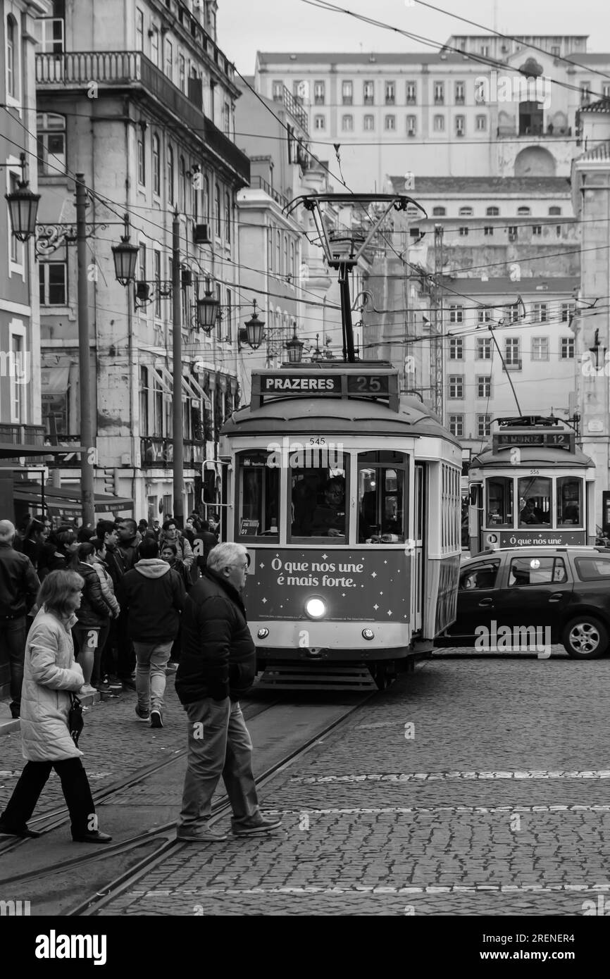 Lissabon, Portugal - 7. Januar 2020 : Blick auf eine traditionelle alte Straßenbahn im Zentrum von Lissabon, Portugal, in Schwarz und Weiß Stockfoto
