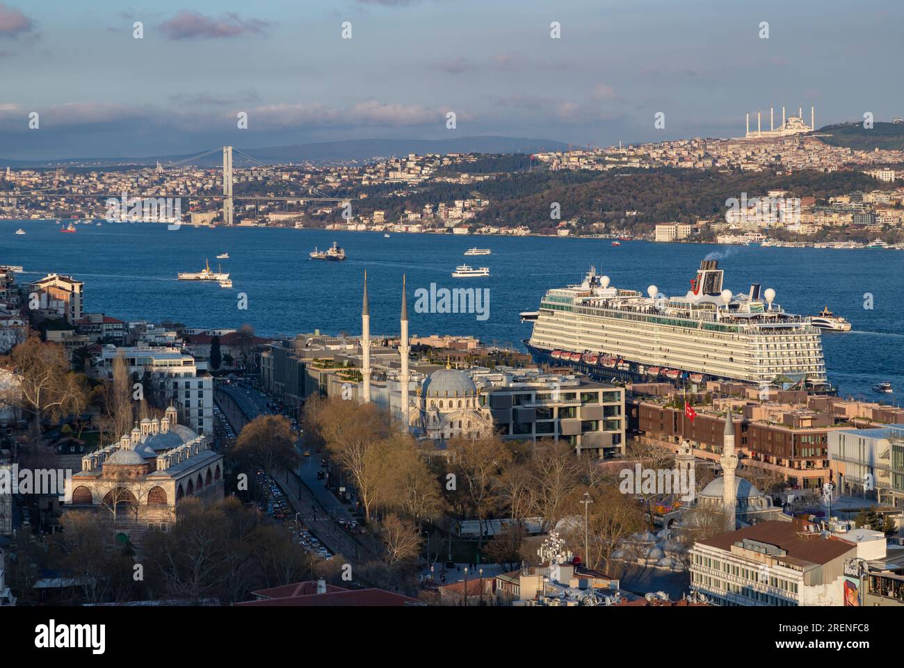 Ein Bild der Nusretiye Moschee und ein Kreuzfahrtschiff auf dem Bosporus. Stockfoto