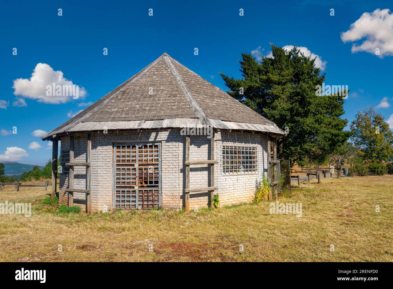 Südafrika, Backsteinhütte mit rondavel, die zur Lagerung genutzt wird, traditionelle Architektur Stockfoto