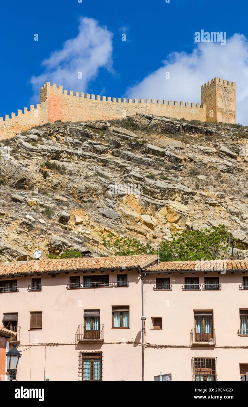 Türme der historischen Verteidigungsmauer über Häusern in Albarracin, Spanien Stockfoto