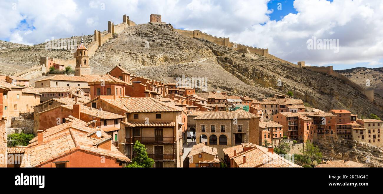 Panoramablick auf die historische Mauer auf dem Hügel in Albarracin, Spanien Stockfoto