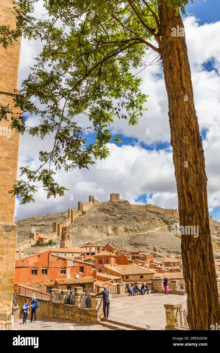 Leute an der Aussichtsplattform in der historischen Stadt Albarracin, Spanien Stockfoto