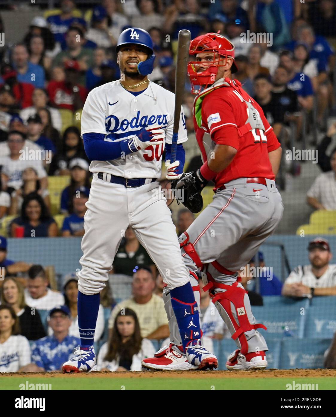 Los Angeles, USA. 28. Juli 2023. Los Angeles Dodgers Mookie Betts reagiert, nachdem er am Freitag, den 28. Juli 2023, im siebten Inning einen Verlust von 6-5 $ für die Cincinnati Reds im Dodger Stadium in Los Angeles gesehen hat, wie sein langes Flugzeug in die Luft fliegt. Foto: Jim Ruymen/UPI Credit: UPI/Alamy Live News Stockfoto