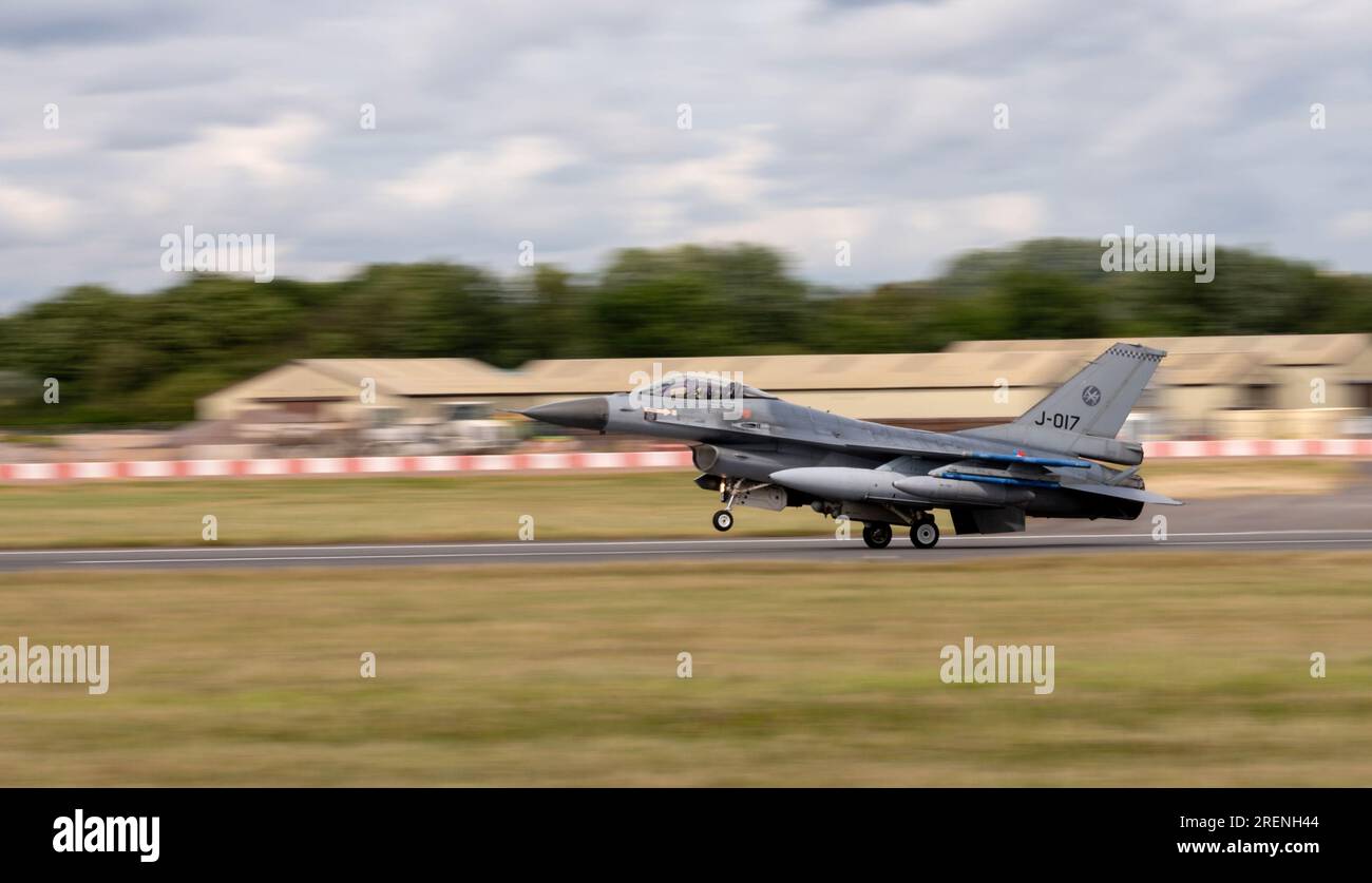 Royal Netherland Air Force F-16 Fighting Falcon trifft auf der Royal International Air Tattoo 2023 ein Stockfoto