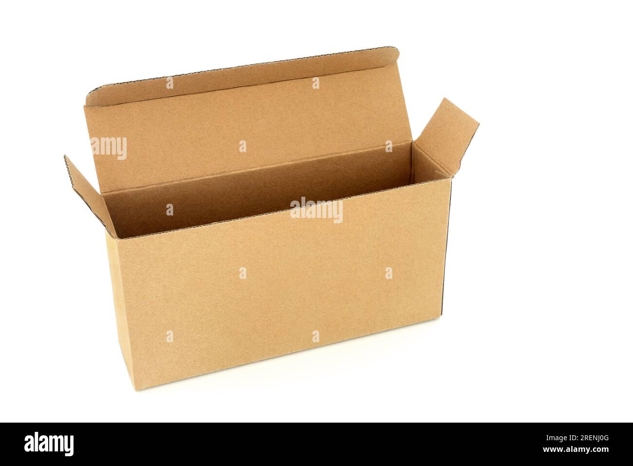 Schlanke rechteckige Box aus braunem Karton auf weißem Hintergrund. Umweltfreundliches wiederverwendbares Recyclingmaterial für Paketsendungen. Stockfoto