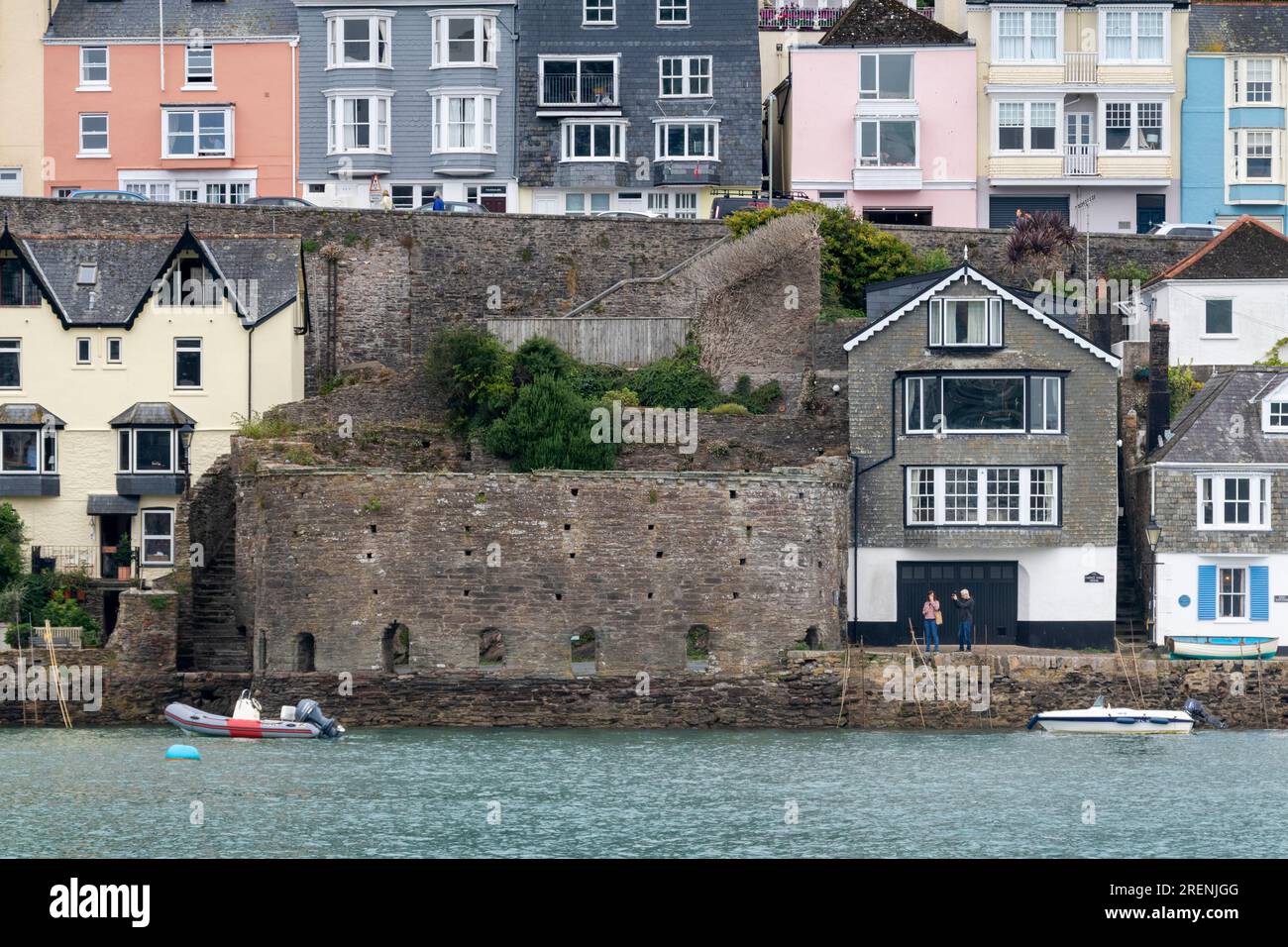 Detaillierter Blick auf den Fluss von Dartmouth mit Bayard's Cove Fort, Quayside Houses, Besuchern, Booten, River Dart und umliegenden Anwesen. Stockfoto Detaillierter Blick auf den Fluss von Dartmouth mit Bayard's Cove Fort, Quayside Houses, Besuchern, Booten, River Dart und umliegenden Anwesen. Stockfoto