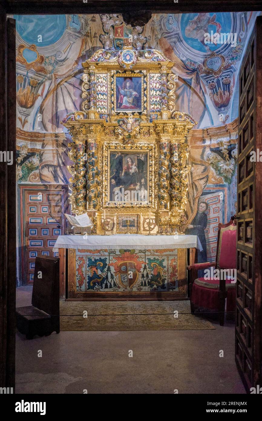 Kapelle des Bischofspalastes aus dem 17. Jahrhundert und Wandgemälde mit Trompe l'oeil aus dem 18. Jahrhundert im Diözesanmuseum von Albarracin Stockfoto