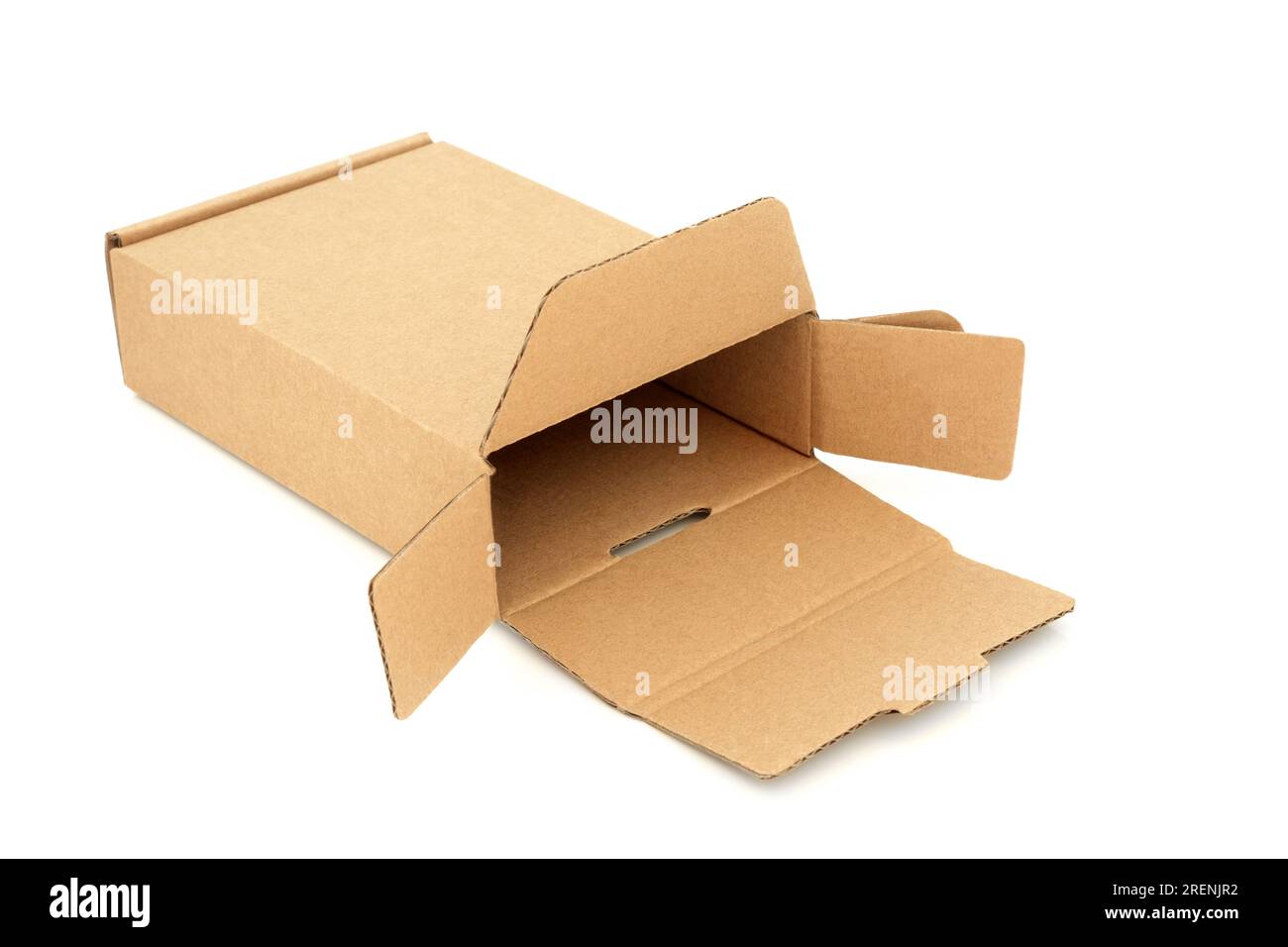 Schlanke rechteckige Lieferverpackung aus braunem Karton auf weißem Hintergrund. Umweltfreundliches wiederverwendbares Material für Zustellpakete. Stockfoto