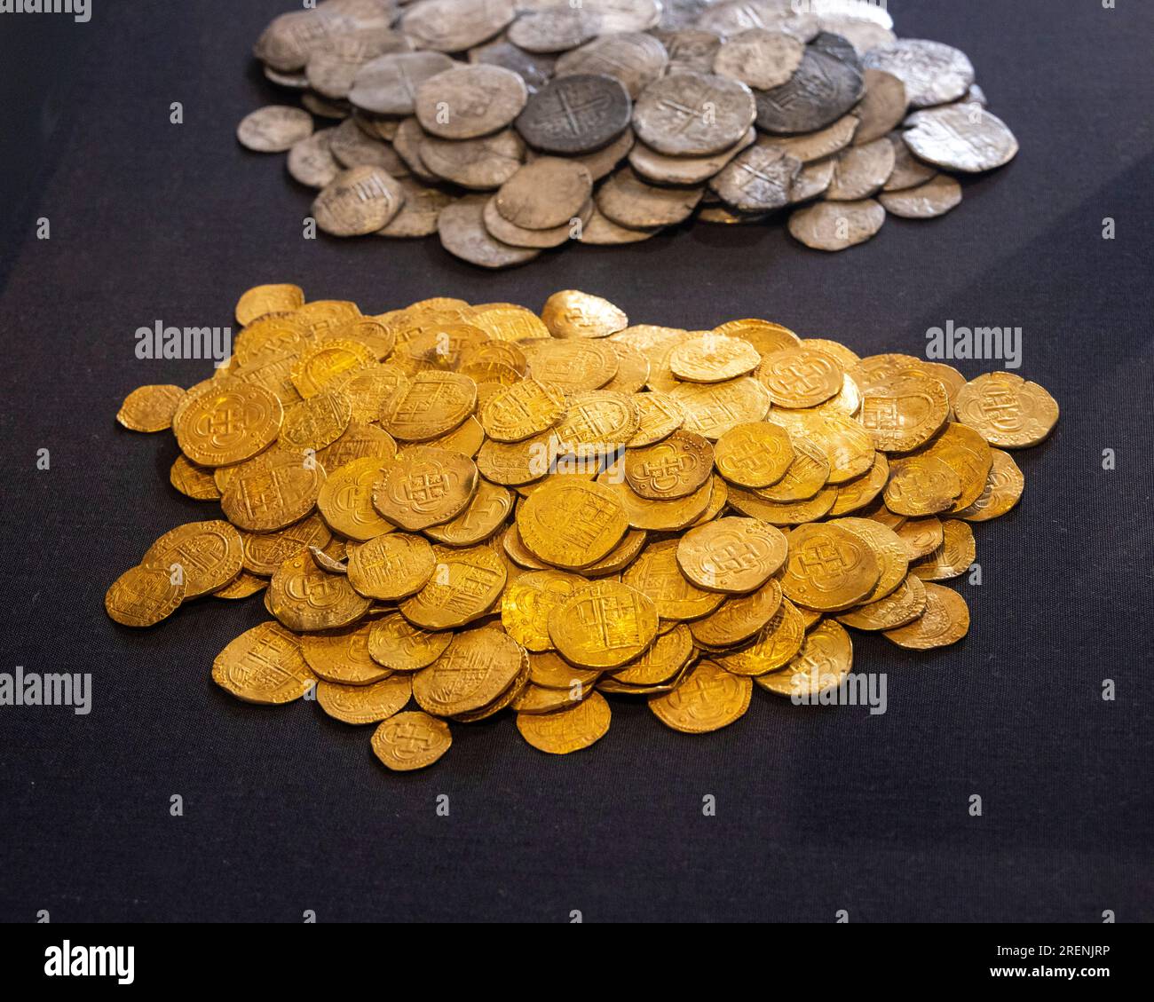 Gold- und Silbermünzen aus dem Wrack der spanischen Armada Galeone La Girona, heute im Ulster Museum, Belfast, UK Stockfoto
