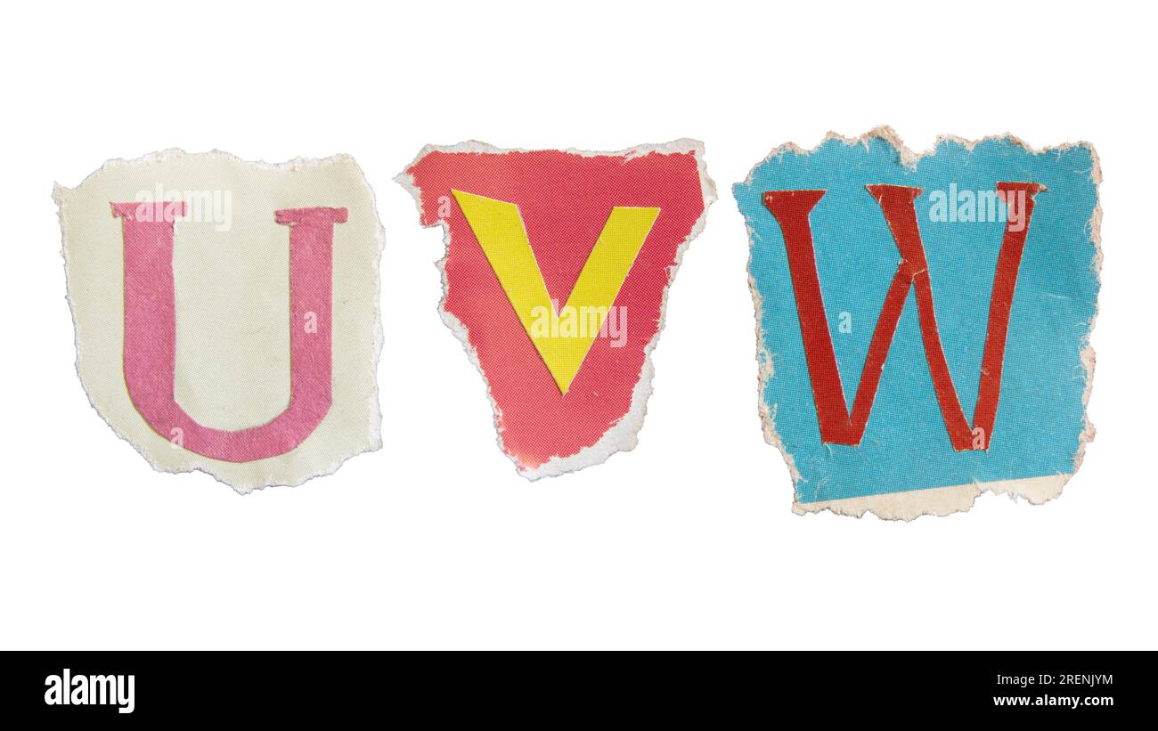 U-, V- und W-Alphabete auf zerrissenem farbigem Papier. Lösegeldbriefe. Stockfoto