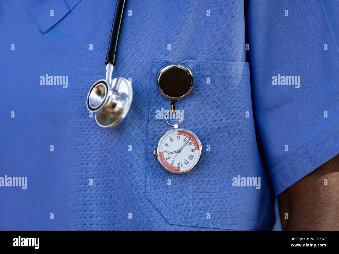 Afrikanische Krankenschwester mit einem Stethoskop und einer spezialisierten FOB-Uhr, um Zeit im Krankenhaus zu halten Stockfoto