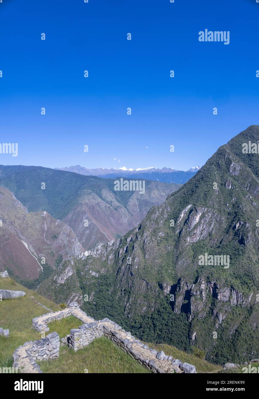 Blick nach Westen von den Inka-Ruinen von Machu Picchu in Richtung Urubamba-Flusstal und Pumasillo-Berg, Peru, Südamerika Stockfoto