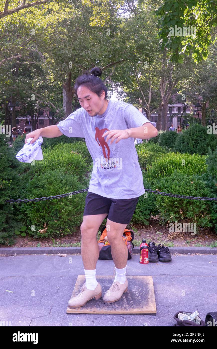 Ein asiatisch-amerikanischer Stepptänzer zur Jazzmusik von John Coltrane. Im Washington Square Park in Greenwich Village, New Yor City. Stockfoto
