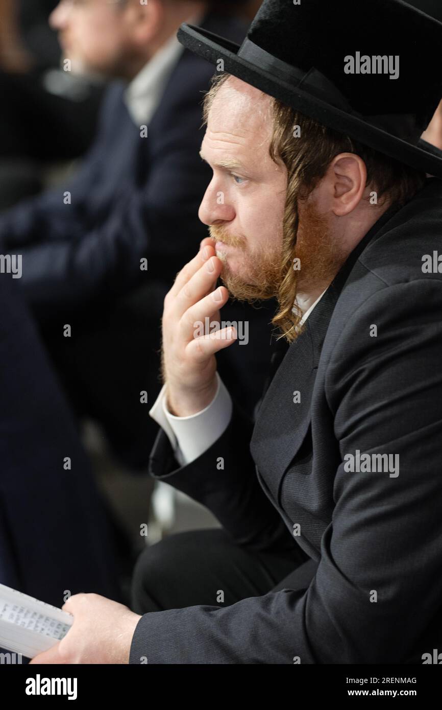 Profilfoto eines orthodoxen jüdischen Mannes mit langem Peyot in einer Synagoge in Monsey, Rockland County, New York. Stockfoto
