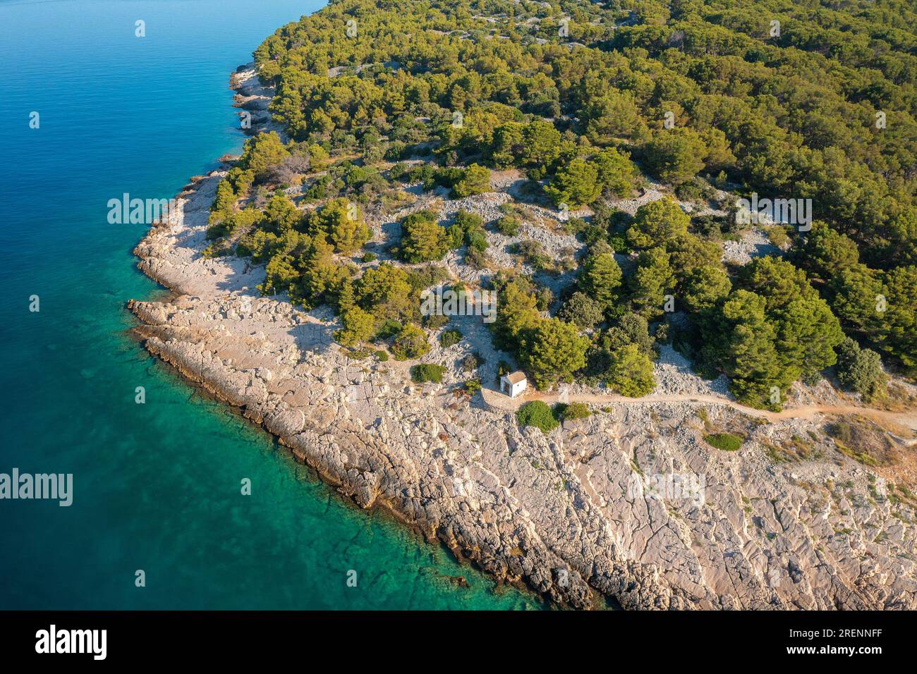 Luftaufnahme der felsigen Küste auf der Insel Prvić, der Adria in Kroatien Stockfoto