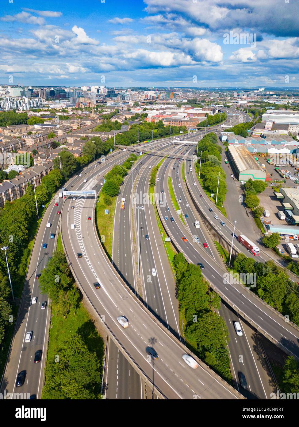 Luftaufnahme von der Drohne des Interchange auf der Autobahn M8 in Glasgow, Schottland, Großbritannien Stockfoto