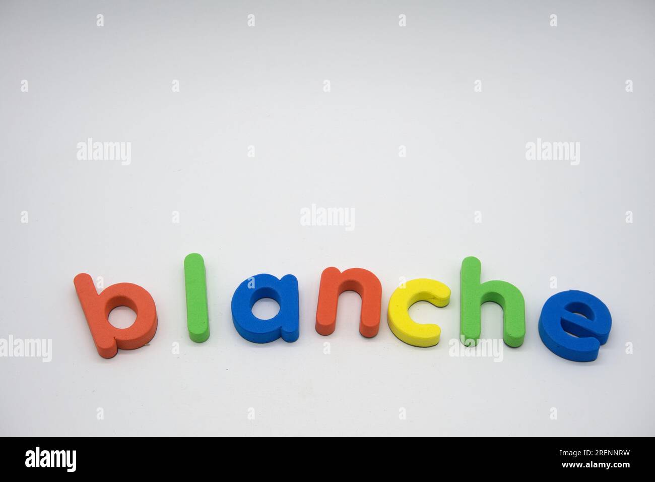 Blanche in farbenfrohen Kleinbuchstaben aus dem Magnetalphabet des Kühlschranks Stockfoto