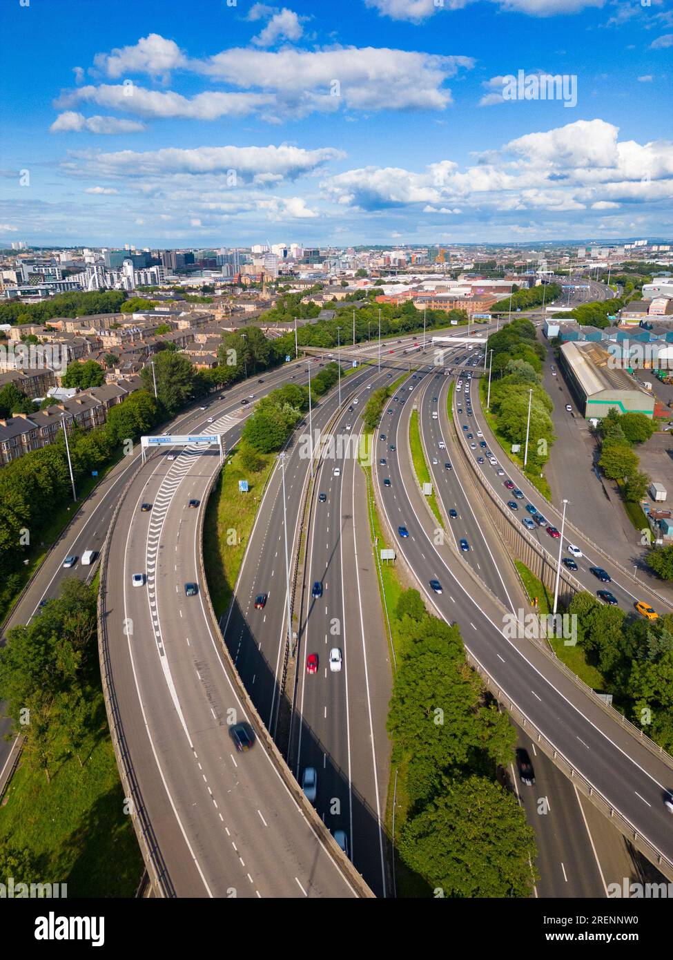 Luftaufnahme von der Drohne des Interchange auf der Autobahn M8 in Glasgow, Schottland, Großbritannien Stockfoto