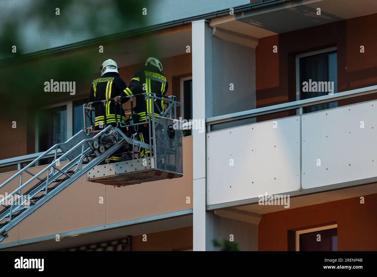 Feuerwehrleute auf einer Drehleiter Stockfoto