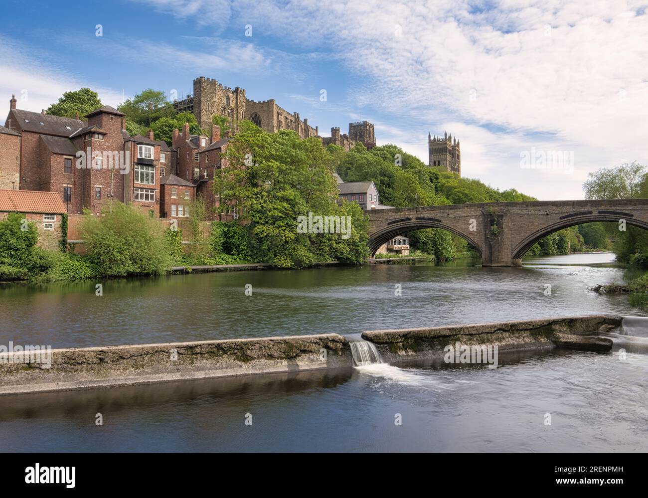 Blick über den Fluss Wear in Durham in Richtung Framwellgate Bridge, Durham Castle und Kathedrale. Stockfoto