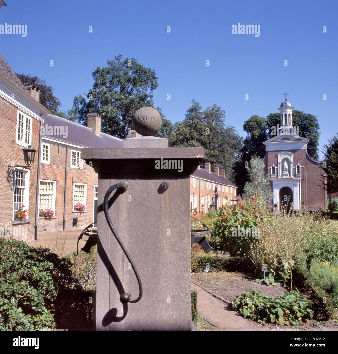 BREDA, HOLLAND - AUGUST 19 2019: Häuser und Kirche des Begijnhofs, ein ummauerter Ort einer ehemaligen halbklosterischen christlichen Laienordnung. Die Beguines waren A Stockfoto