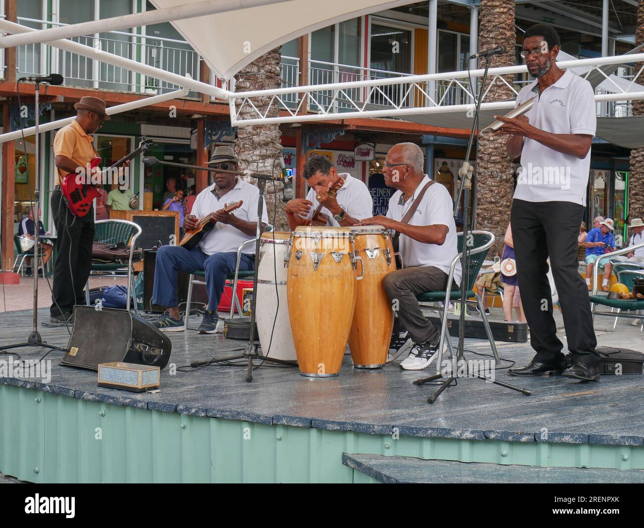 Ältere schwarze Männer spielen in einer Band auf der Insel Curacao auf den Niederländischen Antillen Stockfoto
