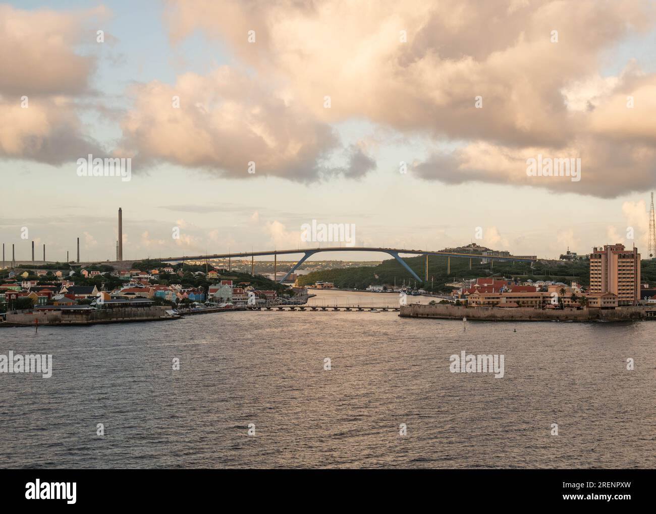 Es wurde 1974 eröffnet und ist eine vierspurige Straßenbrücke über die St. Anna Bay, Willemstad, ist 56,4 Meter (185 Fuß) hoch und befindet sich an der Spitze. Stockfoto