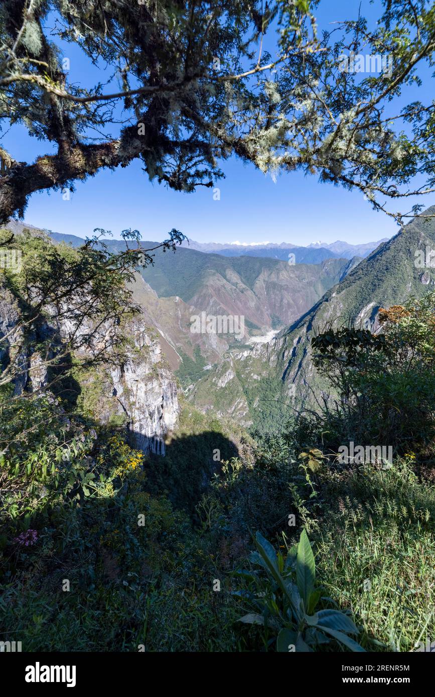 Blick nach Westen von den Inka-Ruinen von Machu Picchu in Richtung Urubamba-Flusstal und Pumasillo-Berg, Peru, Südamerika Stockfoto
