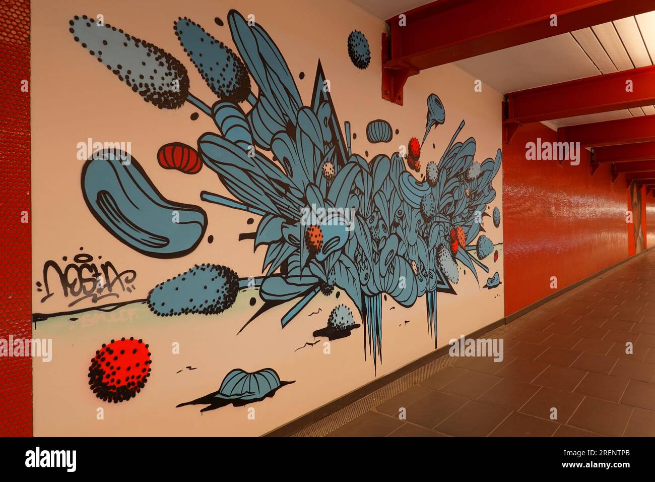 Paris, RER, Kunst an den Wänden eines Korridors in der S-Bahn-Station Auber // Paris, Street Art an den Wänden eines Korridors am RER-Bahnhof Auber Stockfoto