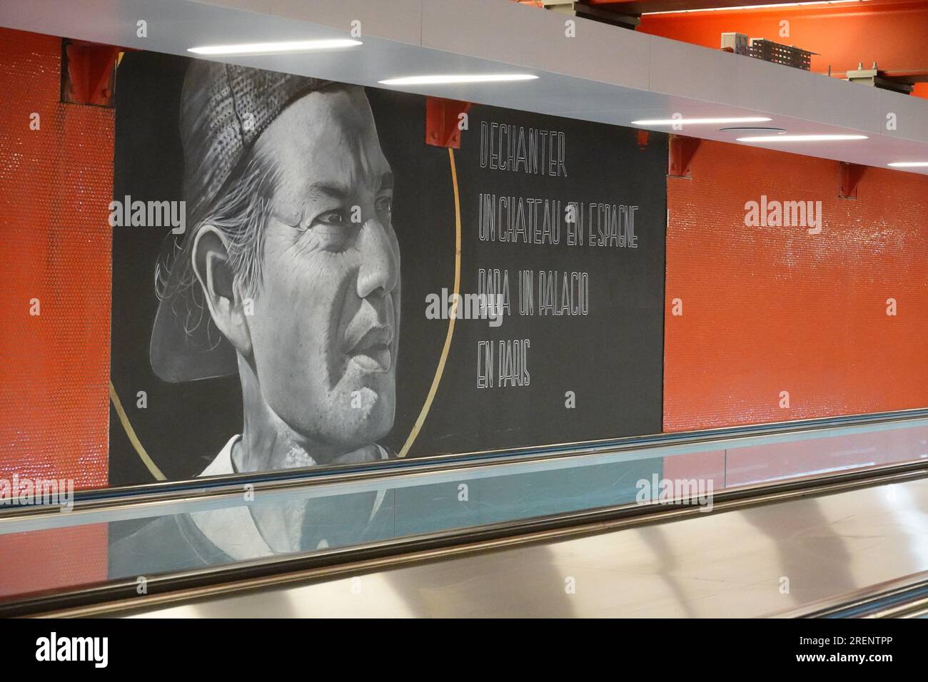 Paris, RER, Kunst an den Wänden eines Korridors in der S-Bahn-Station Auber // Paris, Street Art an den Wänden eines Korridors am RER-Bahnhof Auber Stockfoto