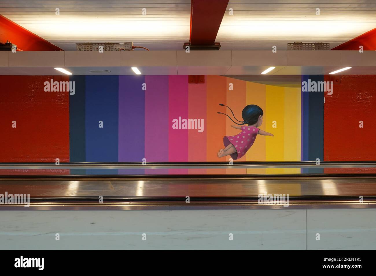 Paris, RER, Kunst an den Wänden eines Korridors in der S-Bahn-Station Auber // Paris, Street Art an den Wänden eines Korridors am RER-Bahnhof Auber Stockfoto