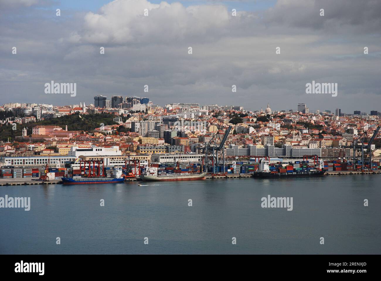 Foto panorâmica das Docas de Alcântara, na zona de Alcântara Mar. Vista de cima da Ponte 25 de Abril. Stockfoto