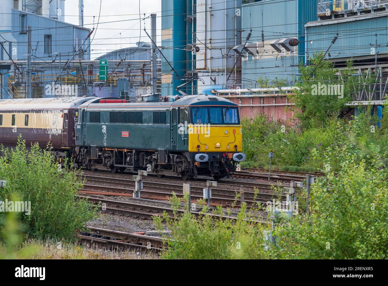 Caledonian Sleeper Class 86/4 Mons Meg Nummer 86401 in Caledonin Livery führt nach Norden durch Warrington Bank Quay Station mit einer Bahnfahrt nach Carlisle Stockfoto