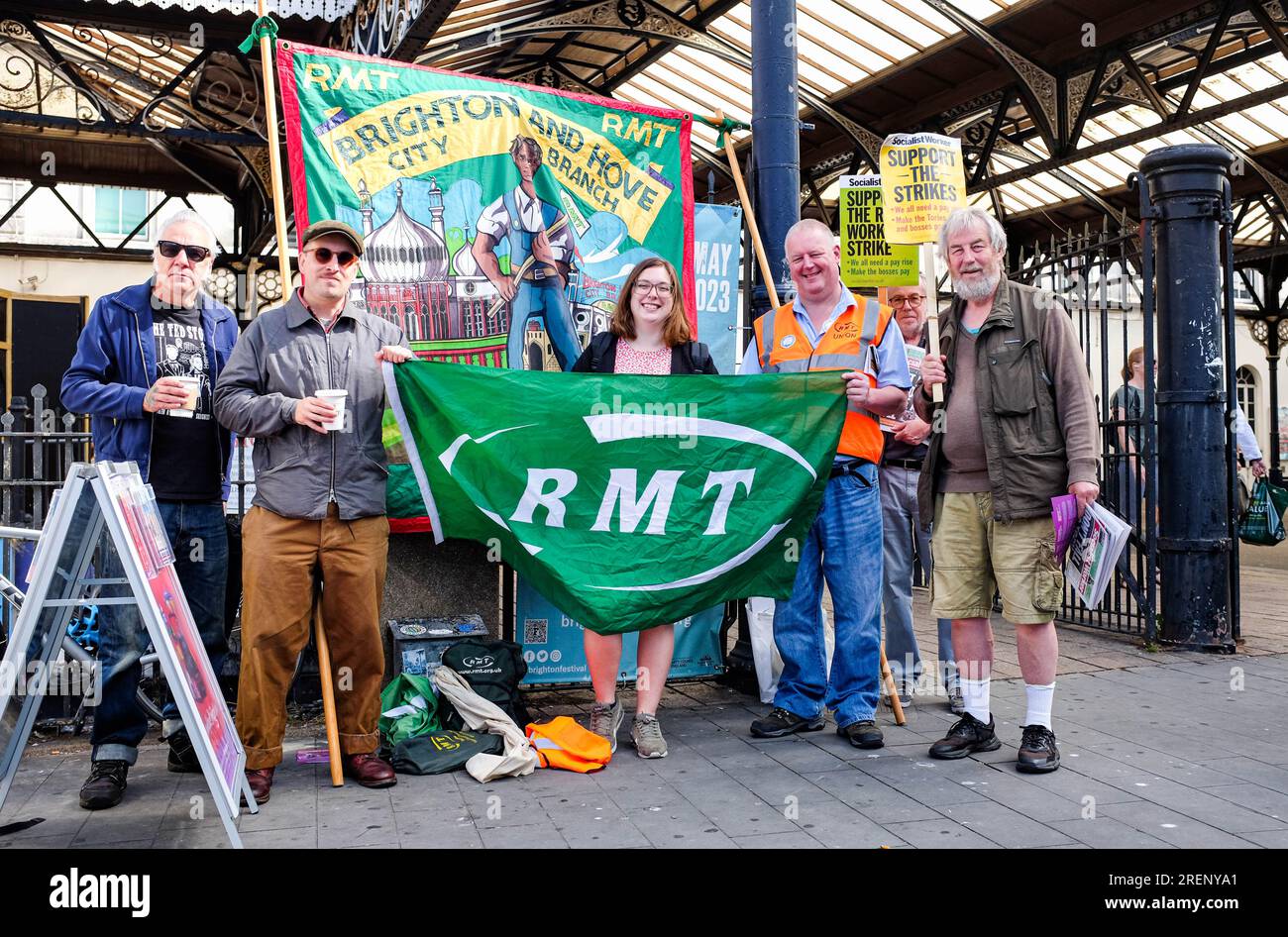 Brighton UK, 29. Juli 2023 - die Streikposten vor dem Bahnhof Brighton während der letzten Streikaktion der Gewerkschaft heute: Credit Simon Dack / Alamy Live News Stockfoto