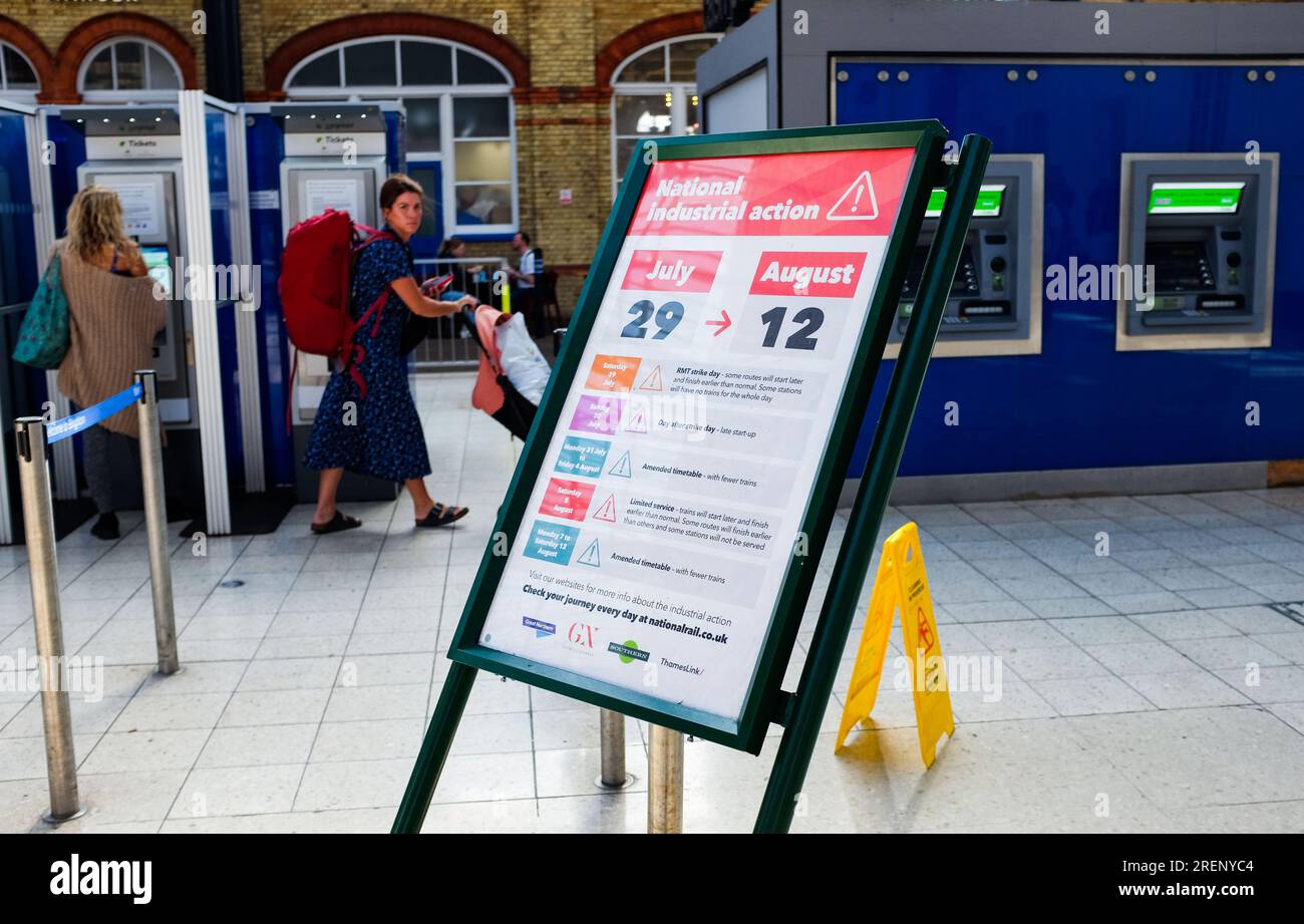 Brighton UK, 29. Juli 2023 - Eine Mitteilung zur Information der Fluggäste über nationale Arbeitskampfmaßnahmen am Bahnhof Brighton während der letzten Streikaktion der Gewerkschaft der RMT, bei der es noch einen begrenzten Service gibt : Credit Simon Dack / Alamy Live News Stockfoto