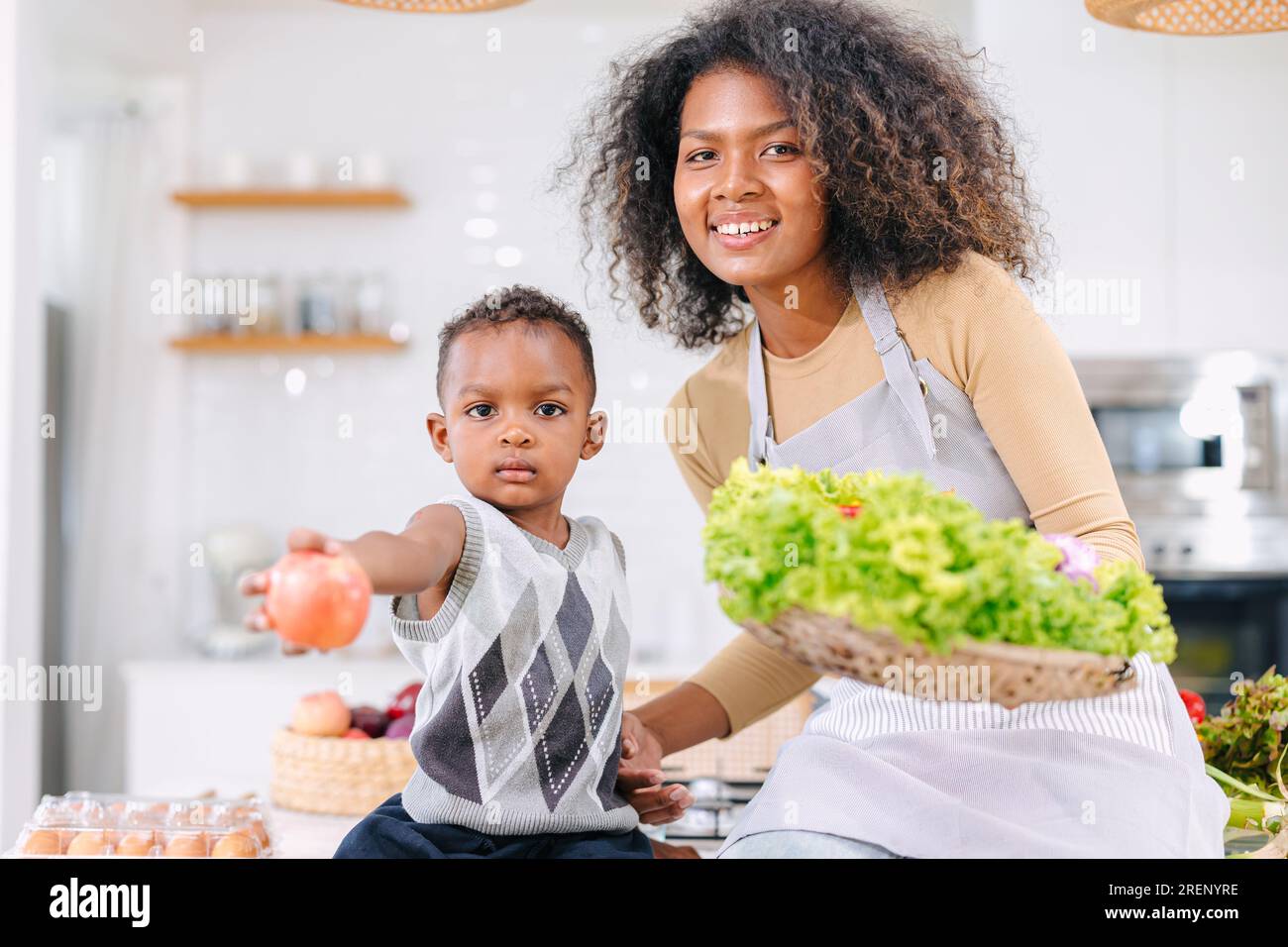 Afrikanische schwarze Mutter mit niedlichem Sohn Kind Portrait Happy Genießen Sie gesundes Essen Kochen zu Hause Küche Urlaub Aktivität Stockfoto