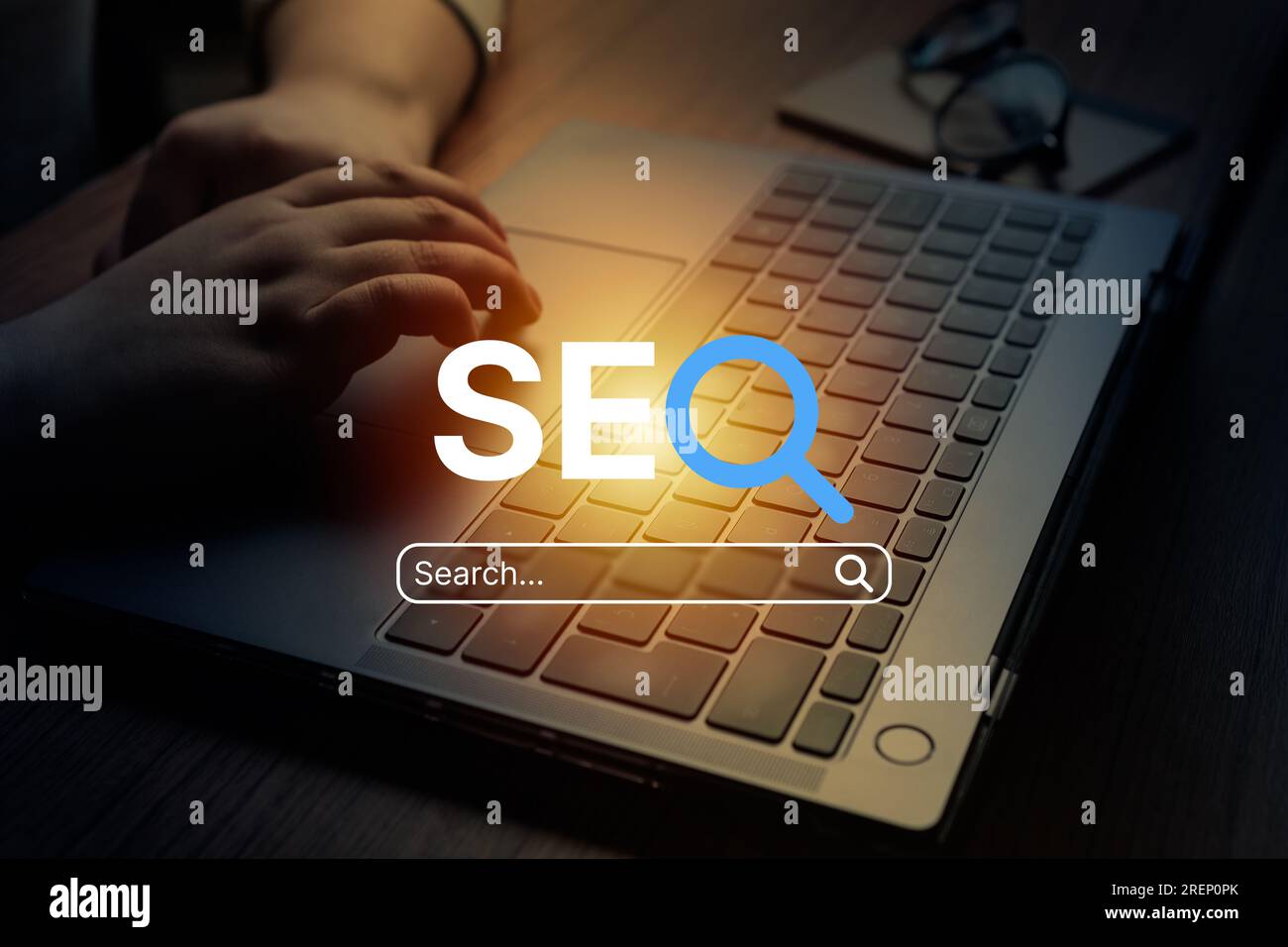 Frau, die ein Notebook mit VR-SEO-Textschnittstelle verwendet. Konzept der SEO-Suchmaschinenoptimierung. Platzierung des Datenverkehrs auf der Website. Digitales Marketing. Stockfoto