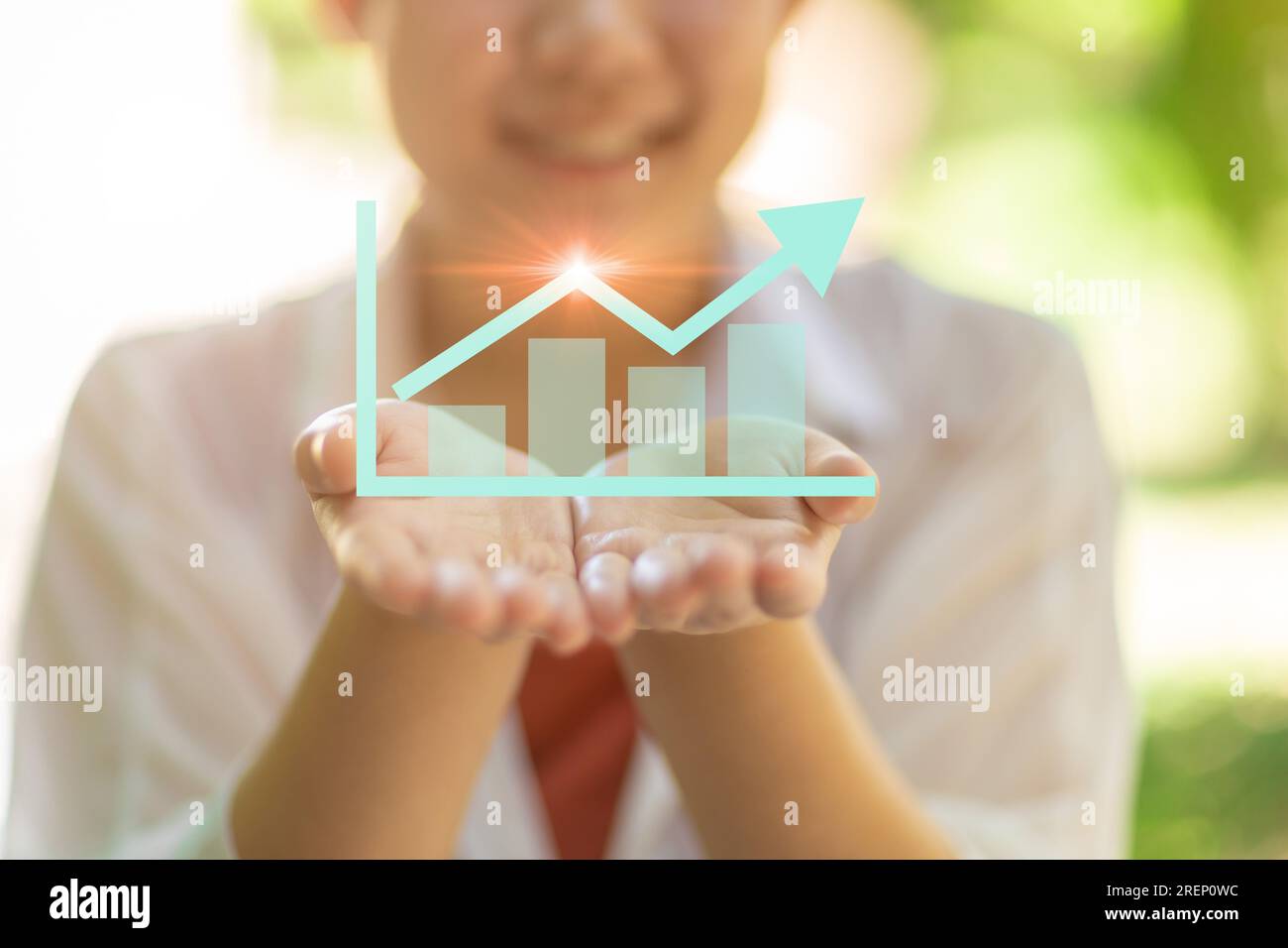Chatsymbol für Geschäftsgewinn auf der glücklichen Teenagerhand für gute Vermögensinvestition, Geld sparen Lifestyle-Konzept. Stockfoto
